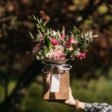 Schachtel mit Landblumenarrangement (2)