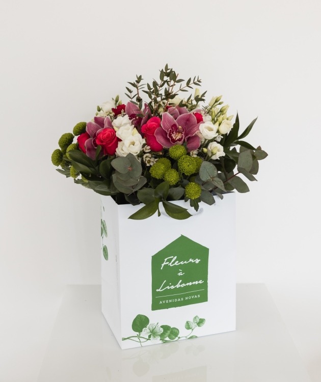 Fleurs à Lisbonne - Bouquet of Roses, Orchids and Green Daisies (1)